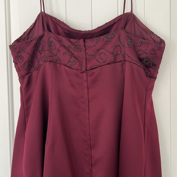 Burgundy wine, maroon gown Mother of bride/groom, size 12/14. 40” bust, prom - Picture 4 of 9